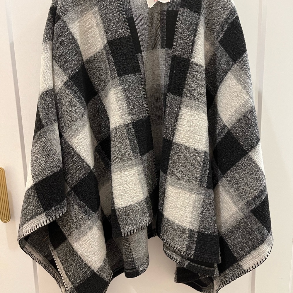 XiRENA Black and White Plaid Shrug Sweater